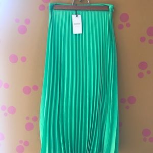Midi pleated green skirt